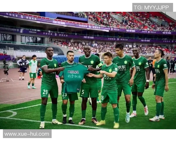 足球明星为球迷赠送限量版球鞋传递温暖与激情